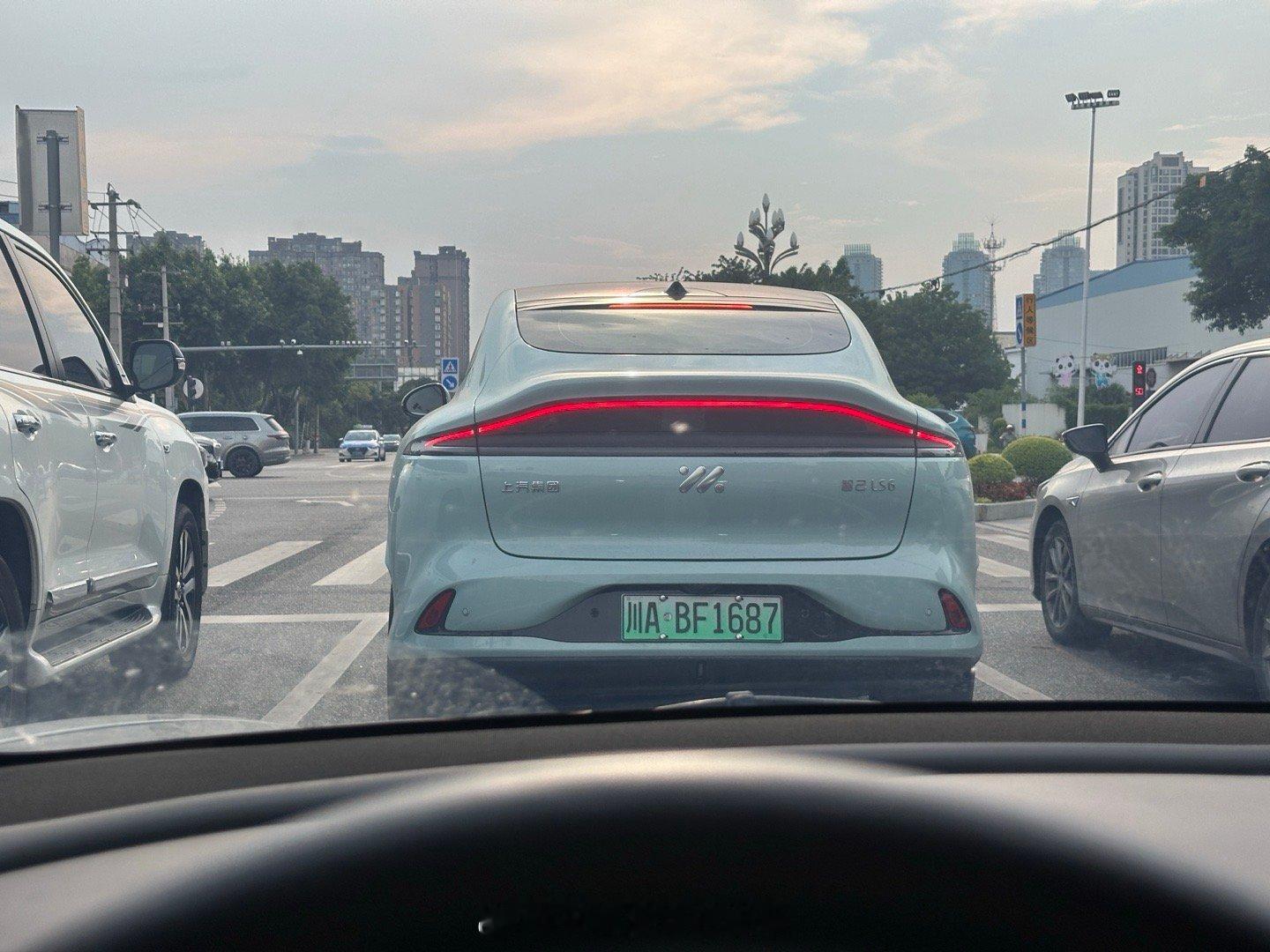 我怎么也不说智己LS6的尾灯油腻呢~[微笑][微笑][微笑] ​​​