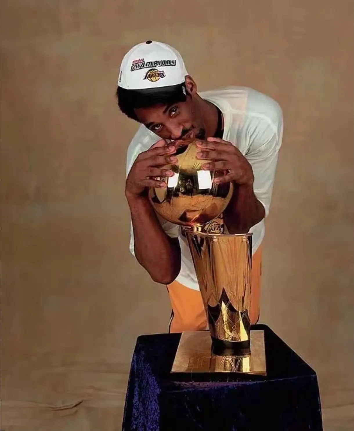 人生没有最好的年龄，只有最好的心态。 我们争不过岁月， 也跑不过时间。 唯有以自