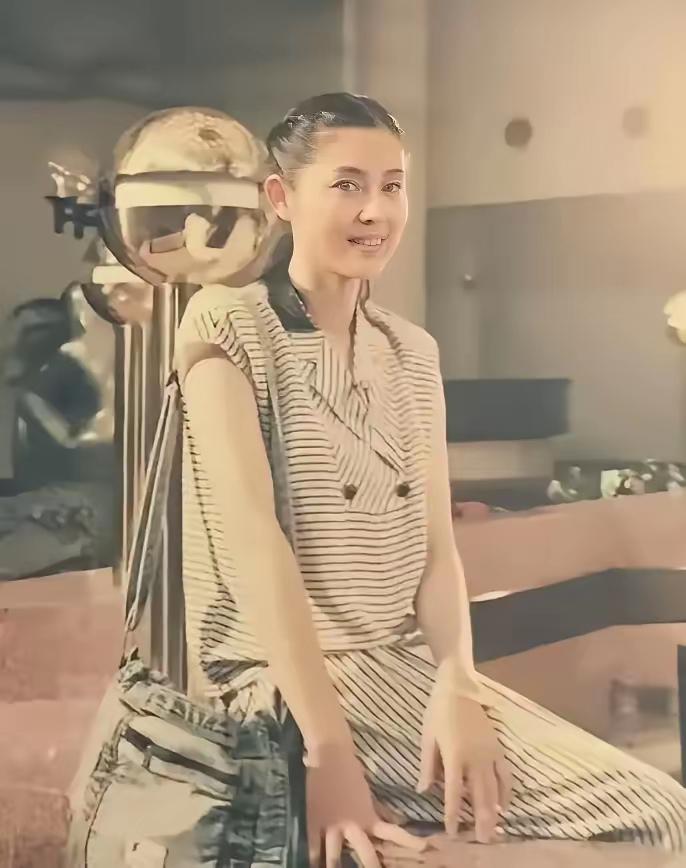 1983年，24岁的倪萍简直美出天际。忙完工作坐在吧台上休息的她，被摄影师抓抓拍