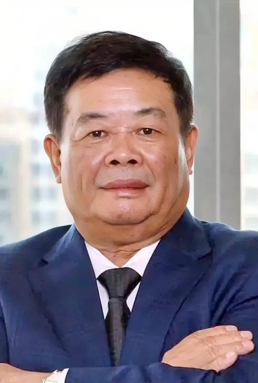 [小鼓掌]1990年，北航毕业生陈居里揣简历找曹德旺求职，对方看后扔简历：“去锅