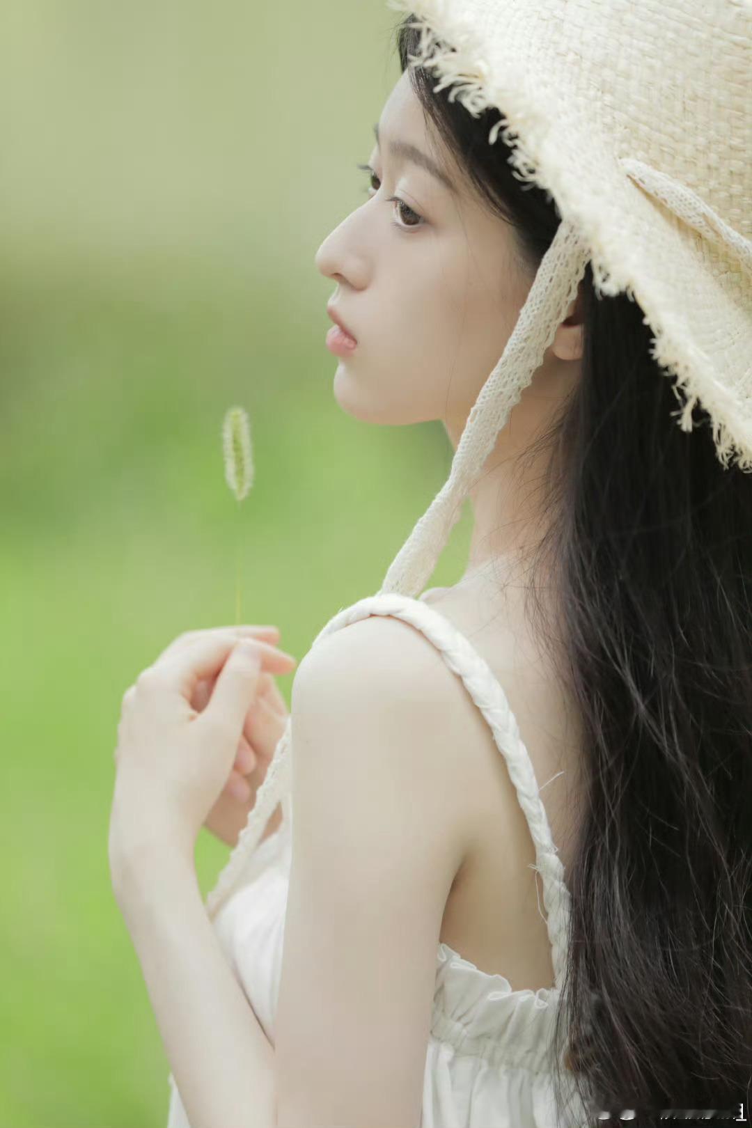 重庆约拍[超话]重庆约拍啦[超话]重庆约片啦[超话] 那是满眼馥郁的白，和夏末降