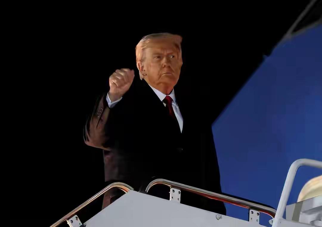 关税贸易问题都还没有解决，却要和中国讨论俄乌冲突。
美国总统特朗普在飞往马来西亚