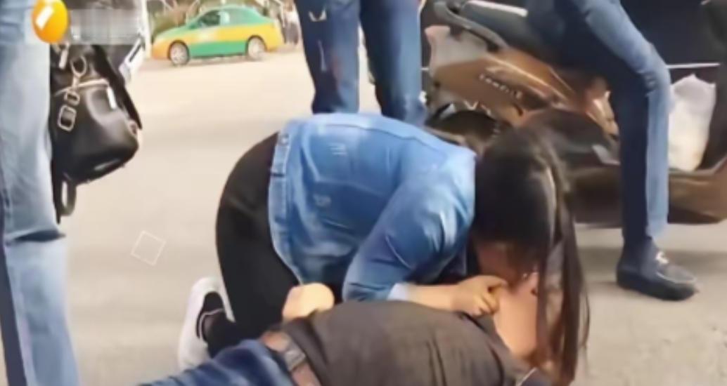 2017年，西安一女孩跪地抢救晕倒老人，老人不幸离世，谁料4天后，女孩发现对方家