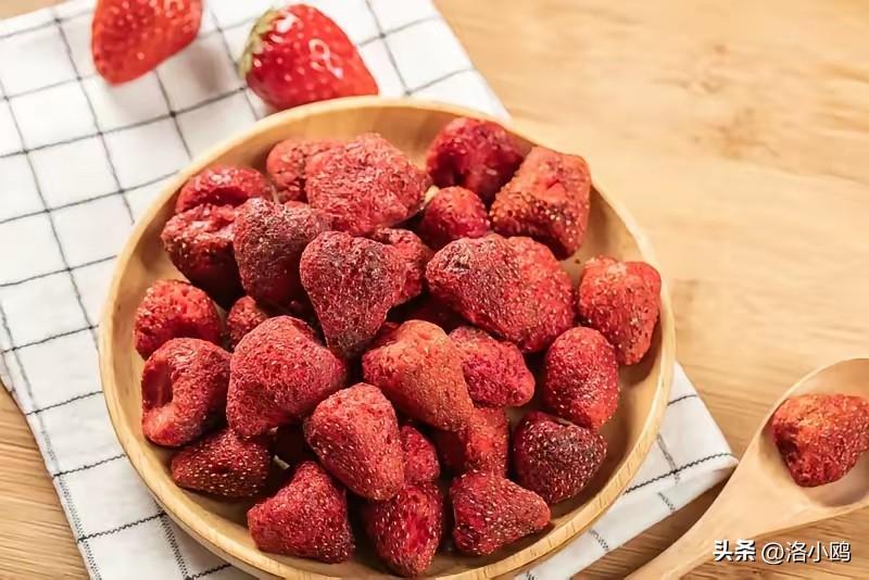 太离谱了，
今年315第一个翻车的不是日用品，也不是饭店奶茶店，居然是冻干草莓。