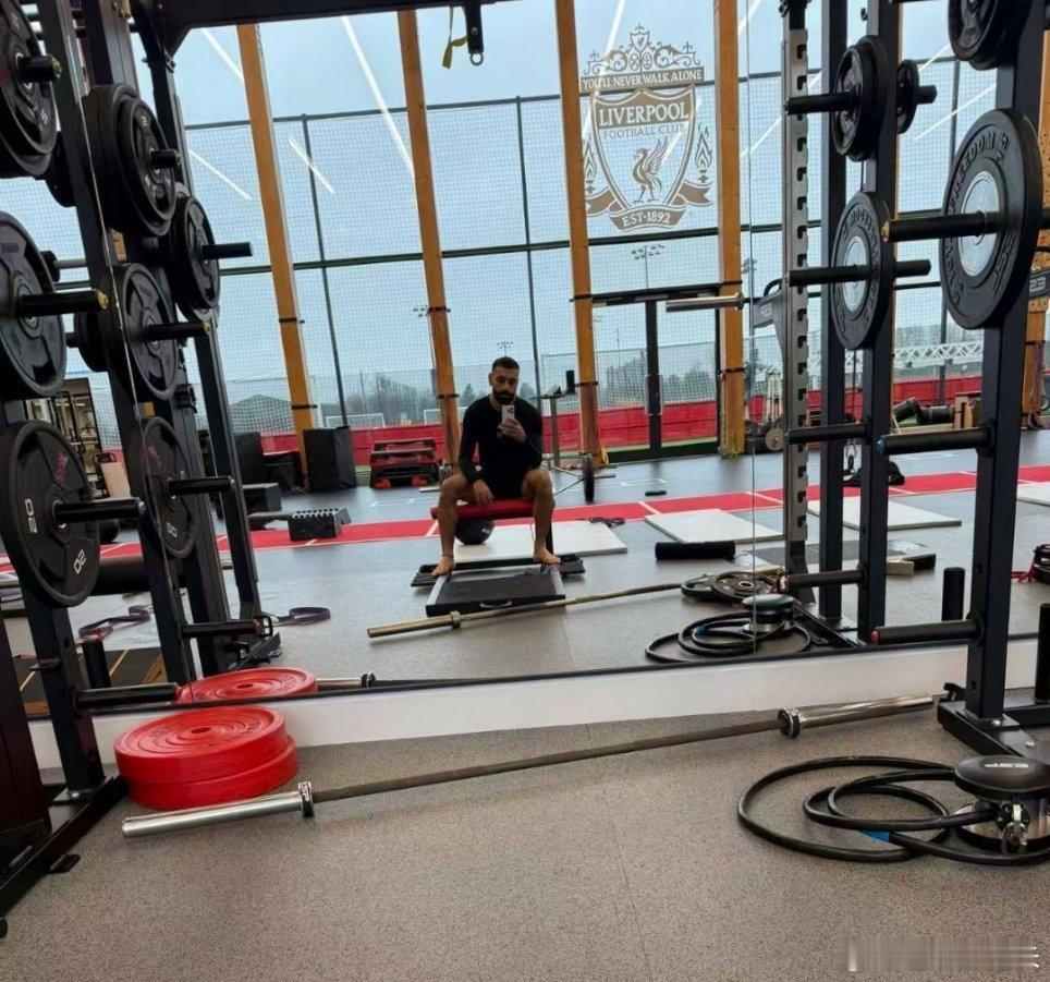 萨拉赫更新社交媒体，晒出了自己独自训练基地内健身房训练的照片。国际米兰vs利物浦