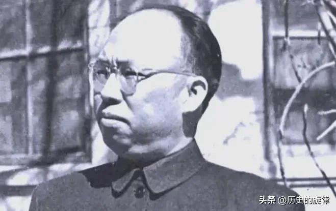 脚夫出身带两挺机枪投红军，拒领500块大洋，16年只升半级，1955年授衔罗荣桓