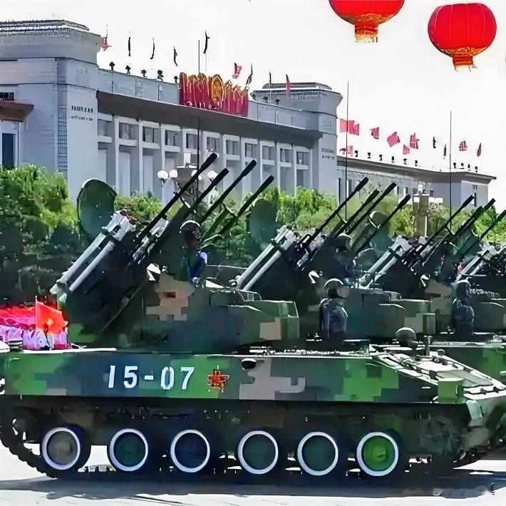 关于阅兵的意义，大家或许更多震撼于新装备，想的是秀肌肉，但事实情况并非仅限如此，