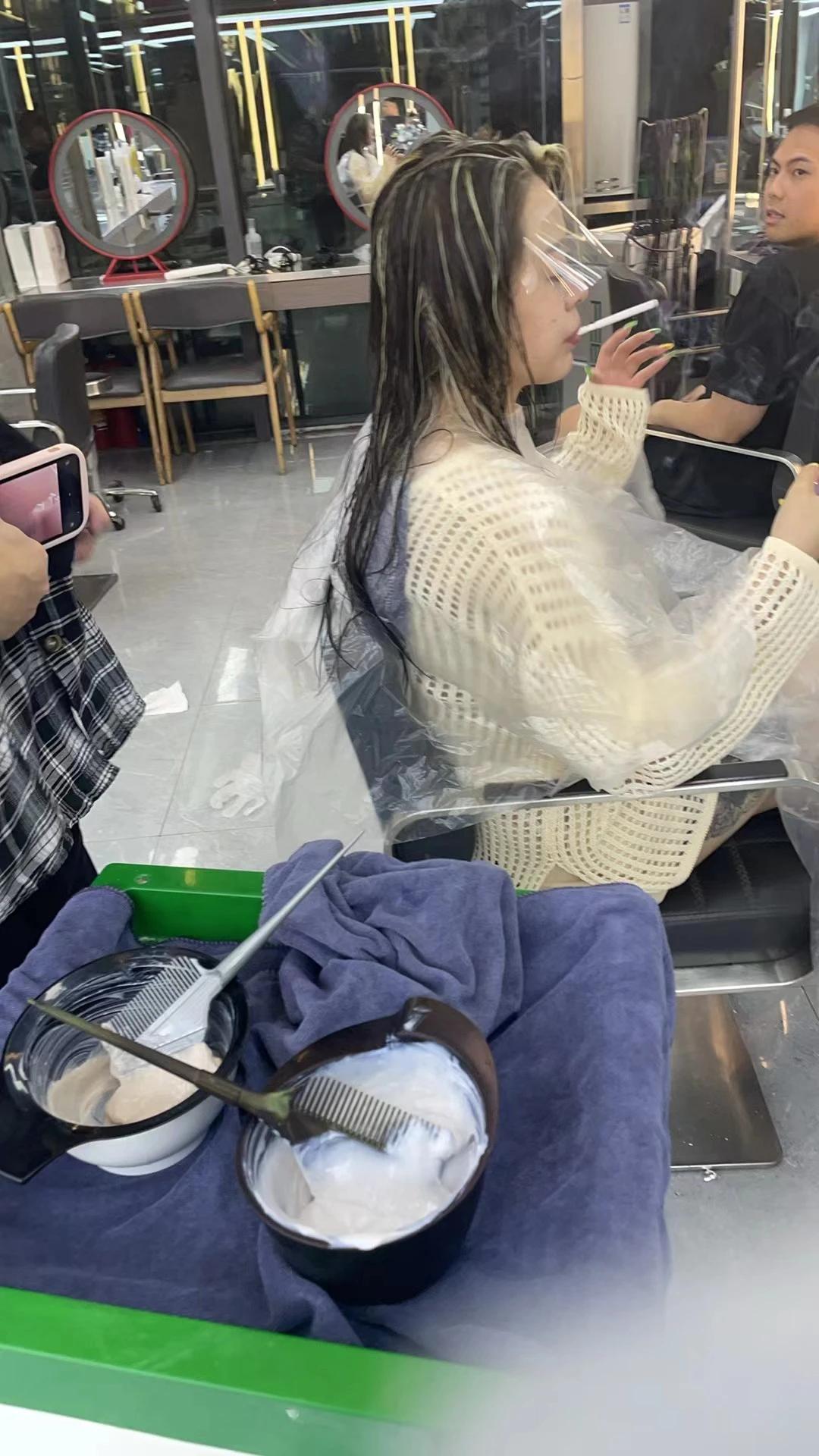 我今天去理发店里让他们把我的刘海修一下。

看到一位耀眼的人物，嘴里叼着一根长长