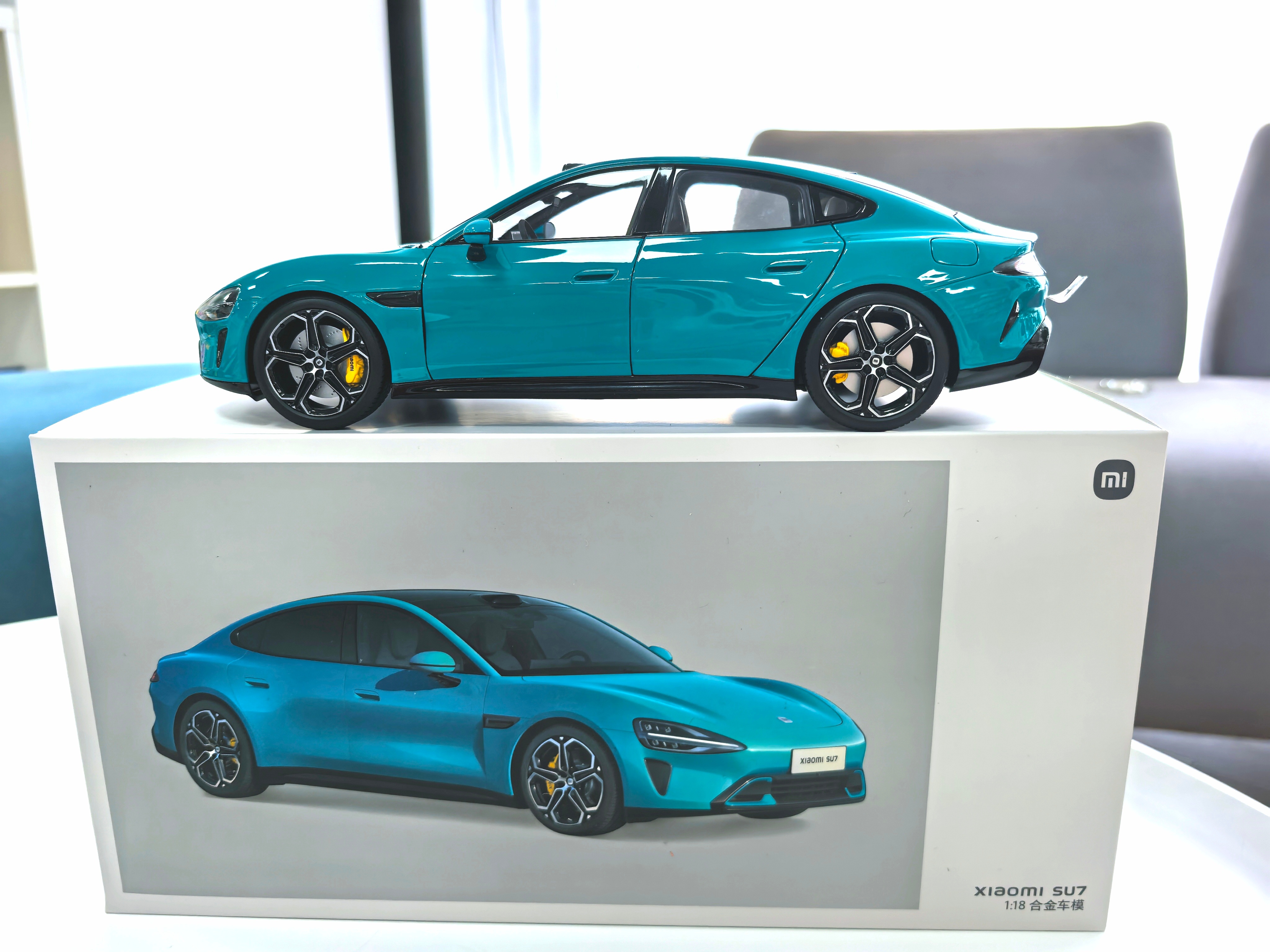 收到小米寄过来的新年礼盒了🎁1:18合金车模盲盒、吐司包盲盒、春联、红包都有啦