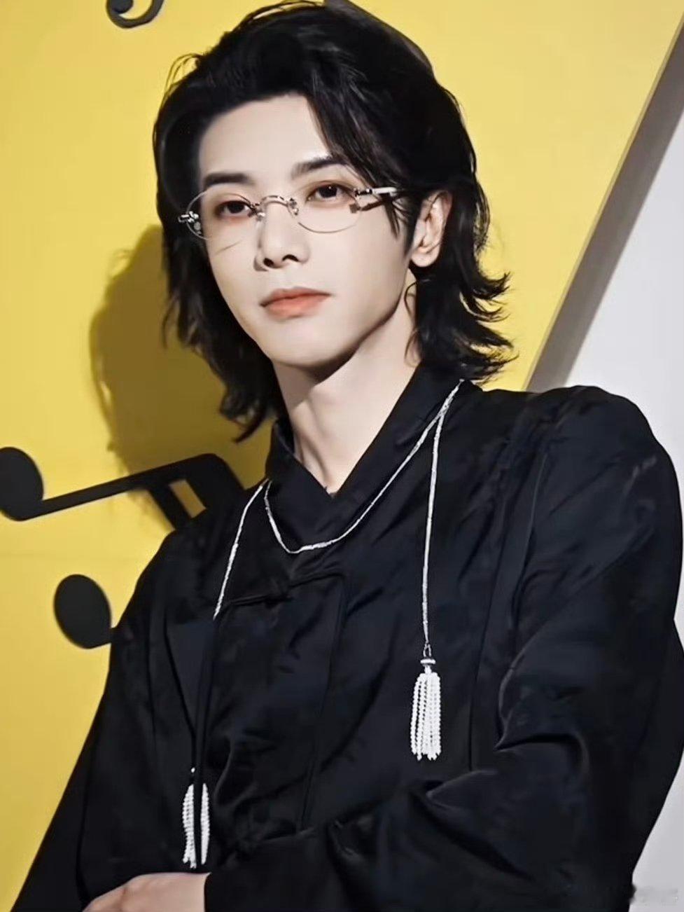 华晨宇说自己早期说话不过脑子 早期 “嗨 CDEFG，嗨成神经病” 的言论被翻出