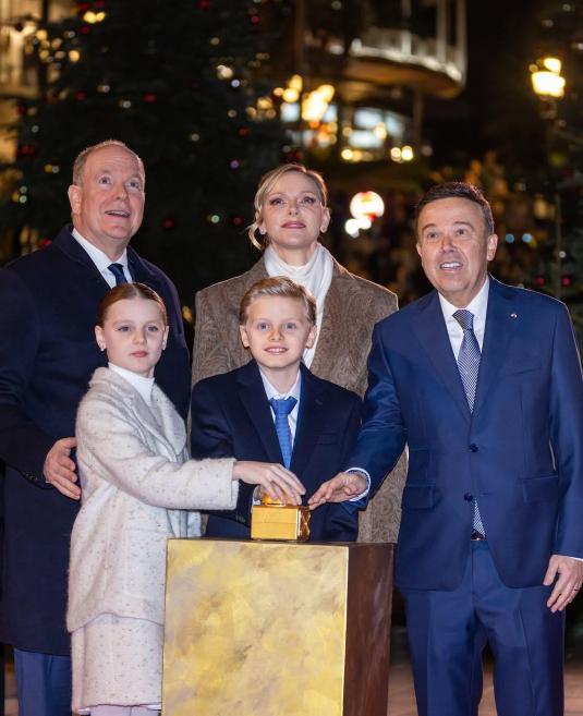 摩纳哥王室圣诞节点灯活动🎄
这对王室宝贝健康沉稳、贵气逼人，
而梅根带娃玩慈善