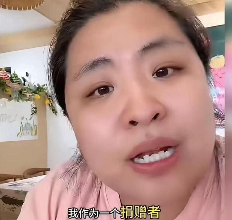 一名女子连续多年给公益基金会捐款，可仅仅停捐一个月，就接到基金会打来的质问电话，