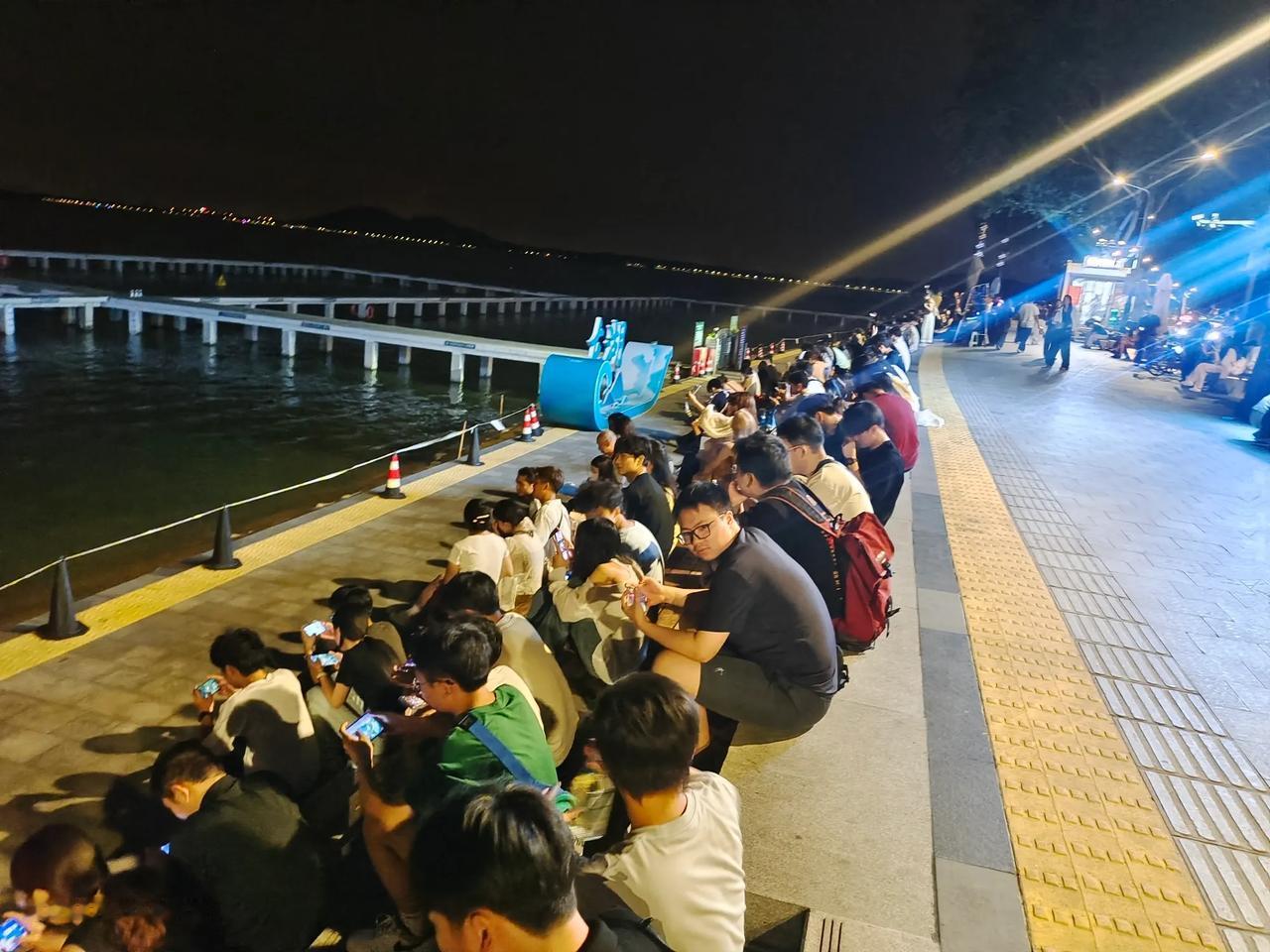 不知道是什么魔力，让这些充满活力的年轻人半夜就静静坐在这里，满怀期待地等待东湖日