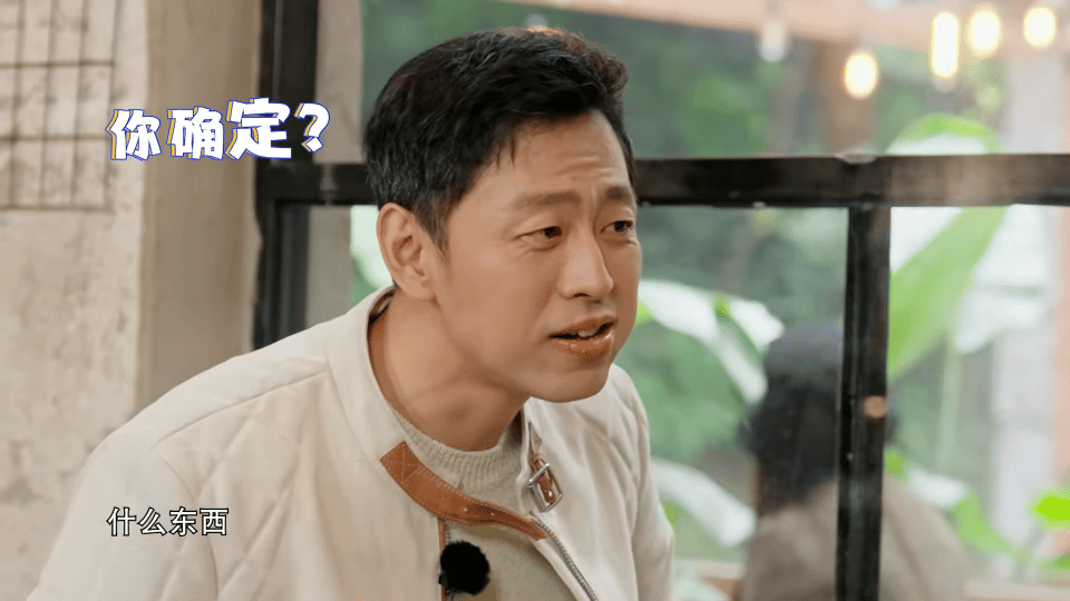 谭松韵水哥因一片土豆争起来了 谭松韵啃着土豆坚称这是零食，还搬出童年回忆当证据；