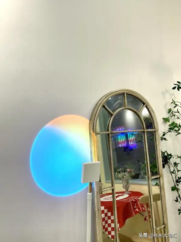 现在拍照打卡成了超火的生活现象。大家热衷于此，可不是为了炫耀。举起相机那一刻，是