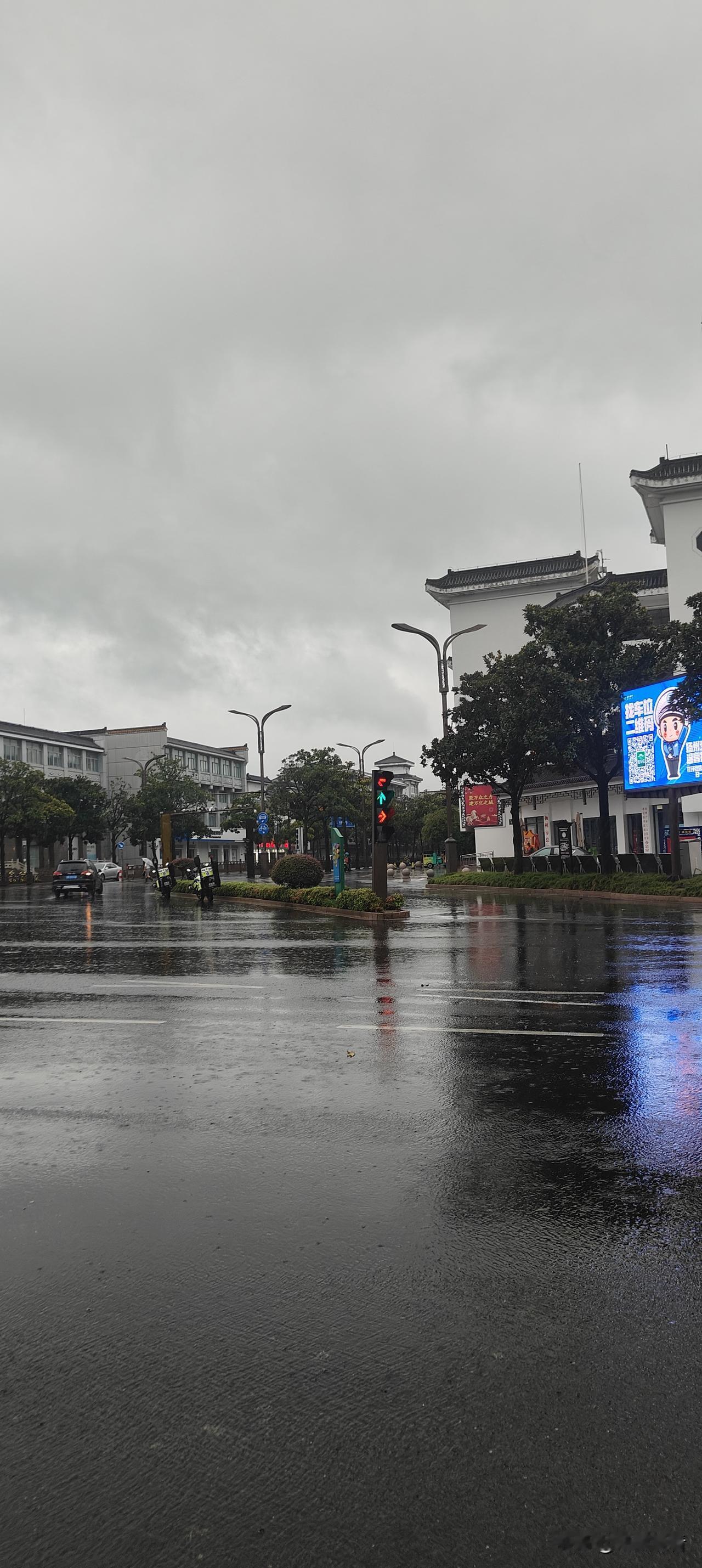 扬州气象台更新台风蓝色预警了，扬州人终于可以放宽心咯！台风“巴威”一路北上远去，