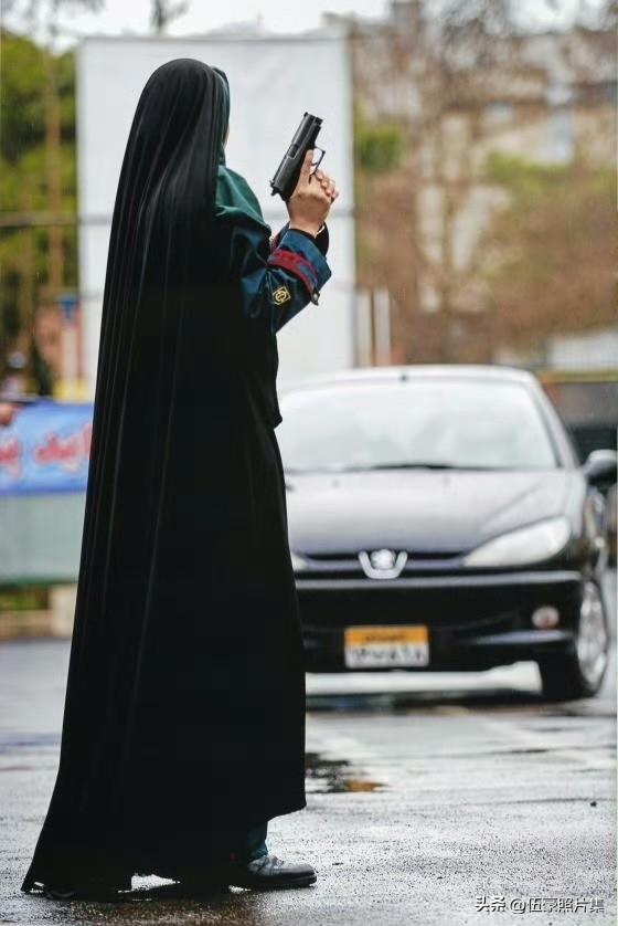 2006年，伊朗街头的女警，隶属于当年正式投入街头巡逻的“指导巡逻队”（Gash