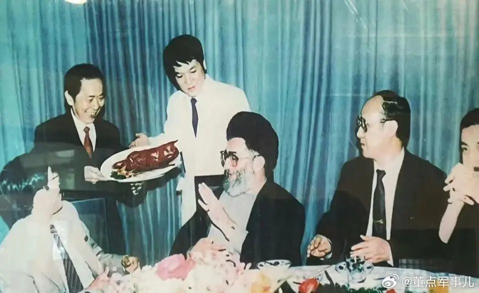 历史照片一一他曾经访问过中国。1989年的春天，时任伊朗总统的哈梅内伊，来中国进