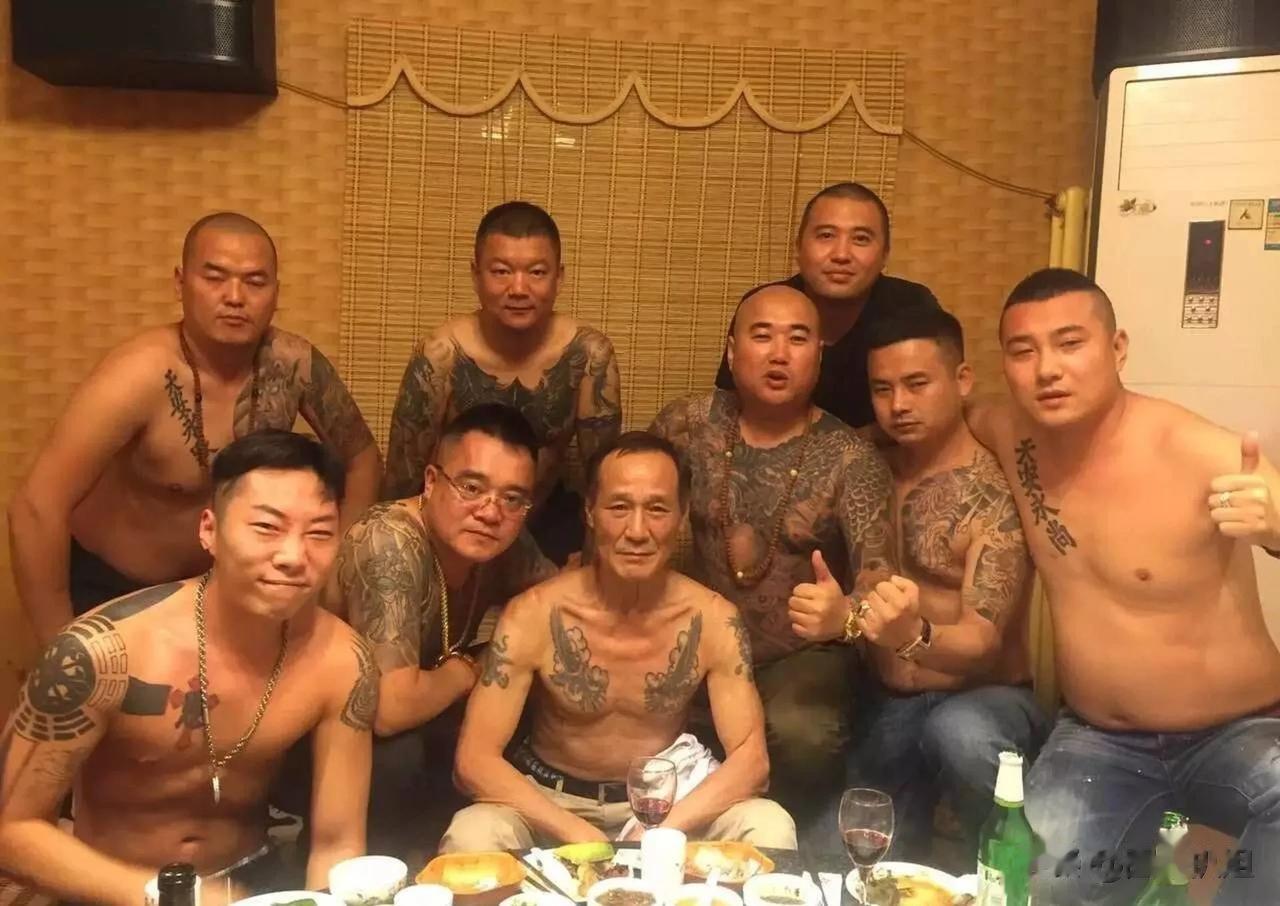 陈惠敏现身林江生日宴，江湖气十足！

年龄愈大，愈爱叙旧。近日，江湖大佬林江过七