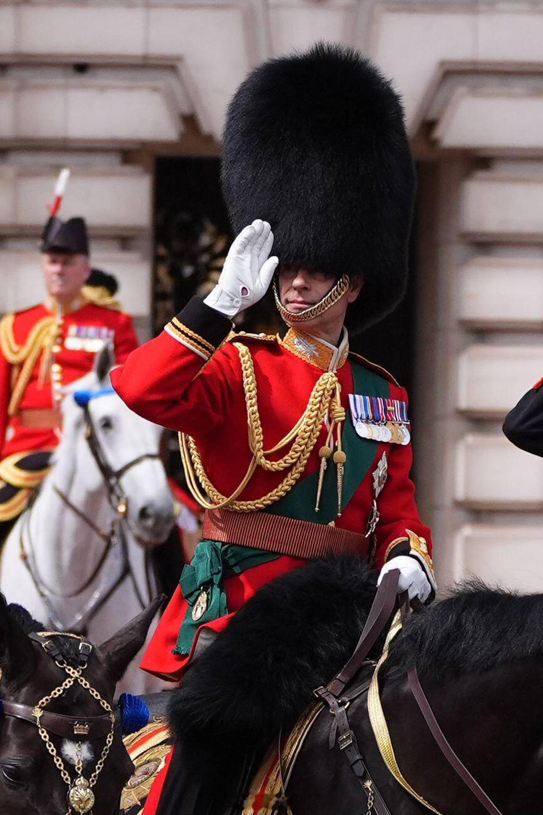 英国王室  今天爱丁堡公爵爱德华王子骑的马叫Sir John🏇🏻威廉的是Da