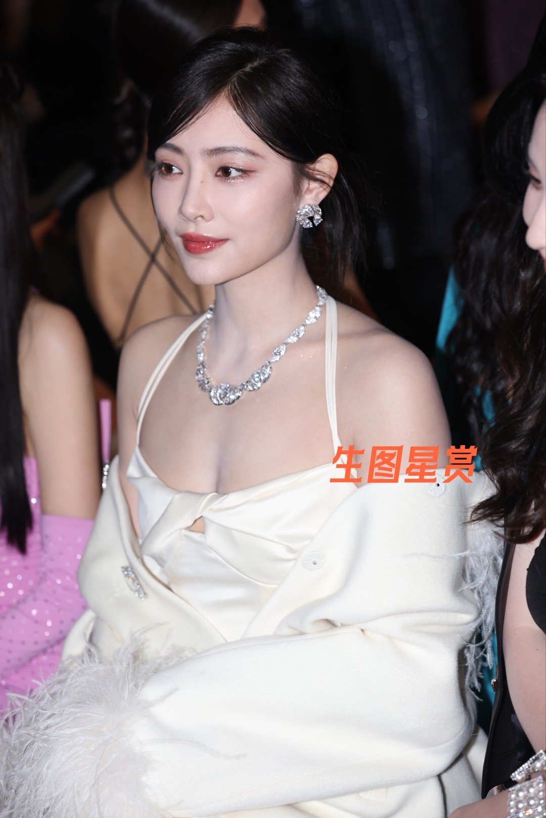 许佳琪赵尧珂同框看秀，kiki好白好美，珂珂腿好优越[送花花][比耶] ​​​