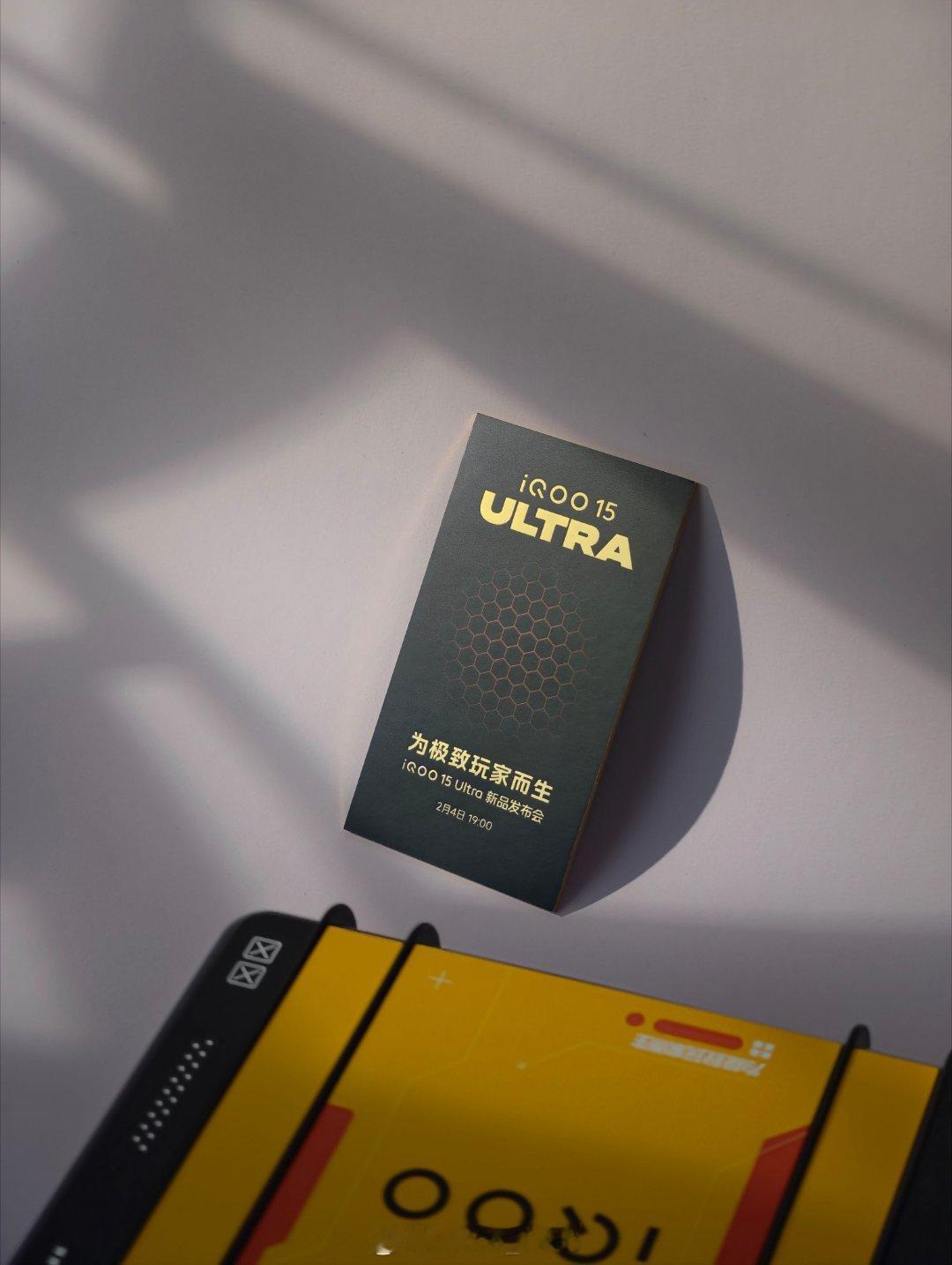 收到iQOO 15 Ultra的邀请函一套直播套装就很点题了哈期待4号的发布会