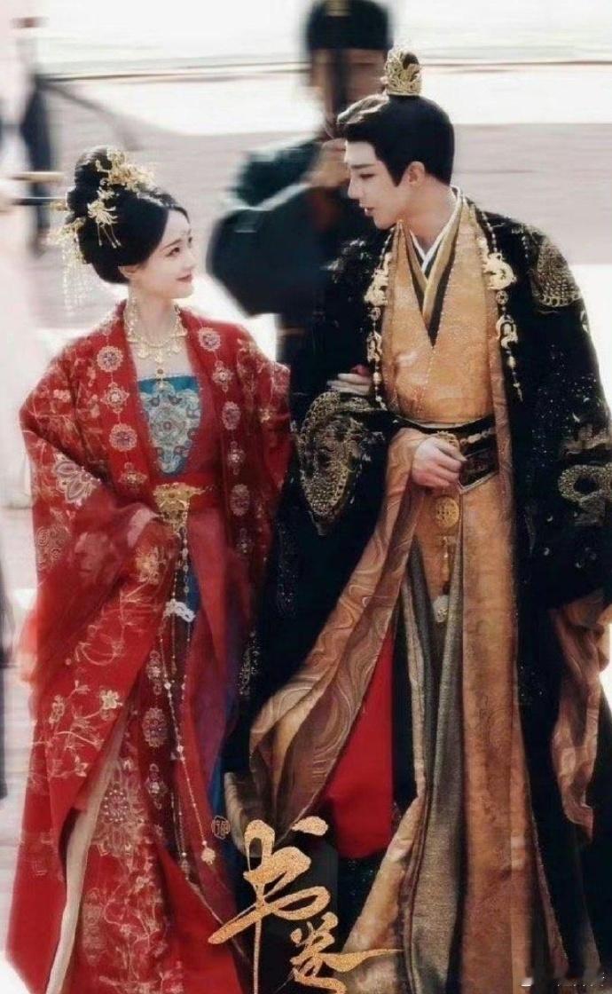 这么看，折腰cp感更强烈点 ​​​