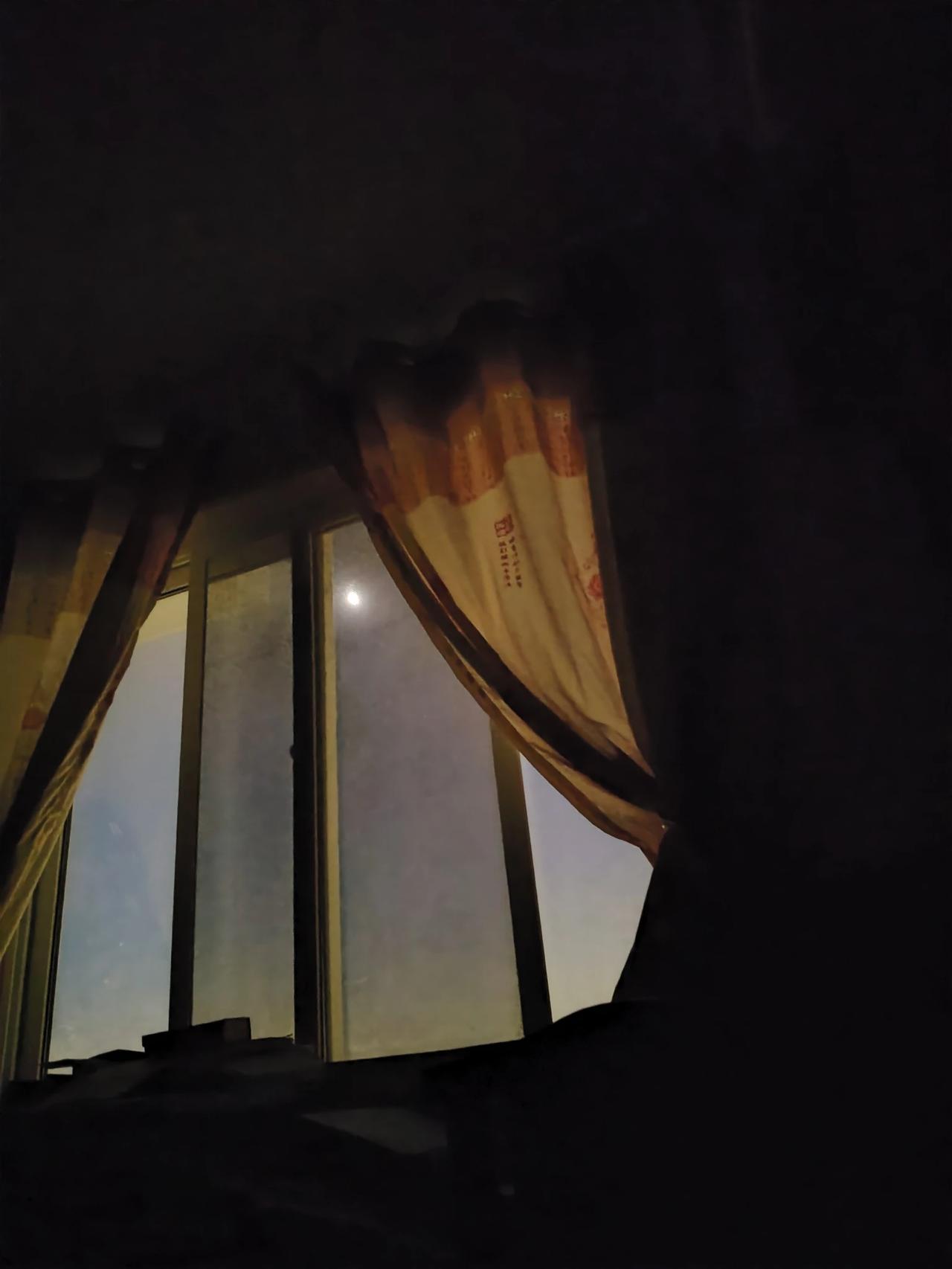 上联：春风扯落花千个
下联：月色独宠我一人