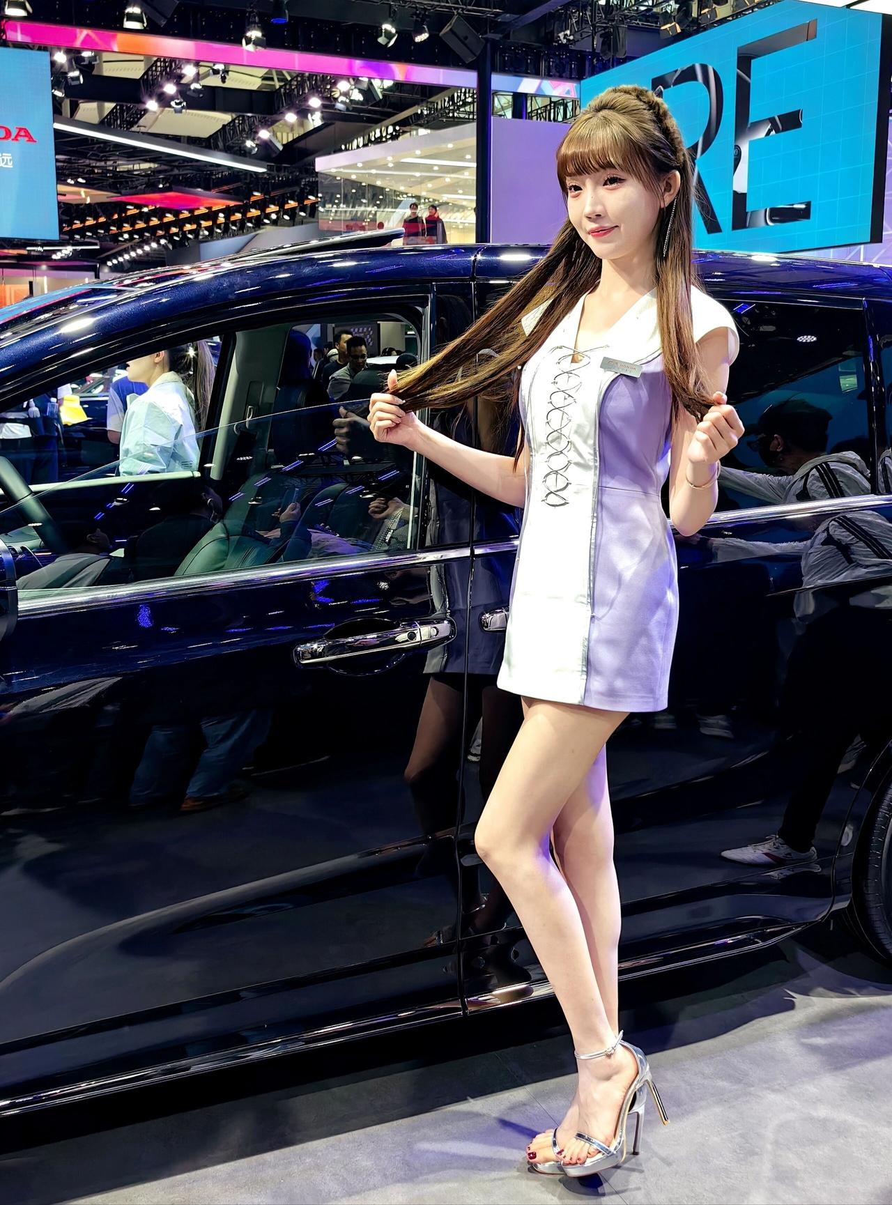 车展车模小姐姐分享想娶个车模，要多少钱 车展车模收入高吗