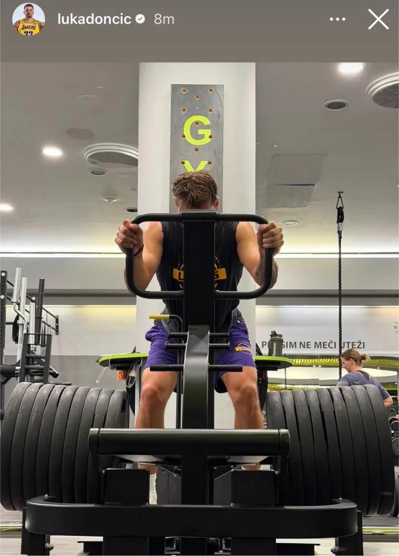 东契奇晒训练照，媒体调侃他准备迎战有詹姆斯的76人。哈哈哈，其实东契奇和老詹的关