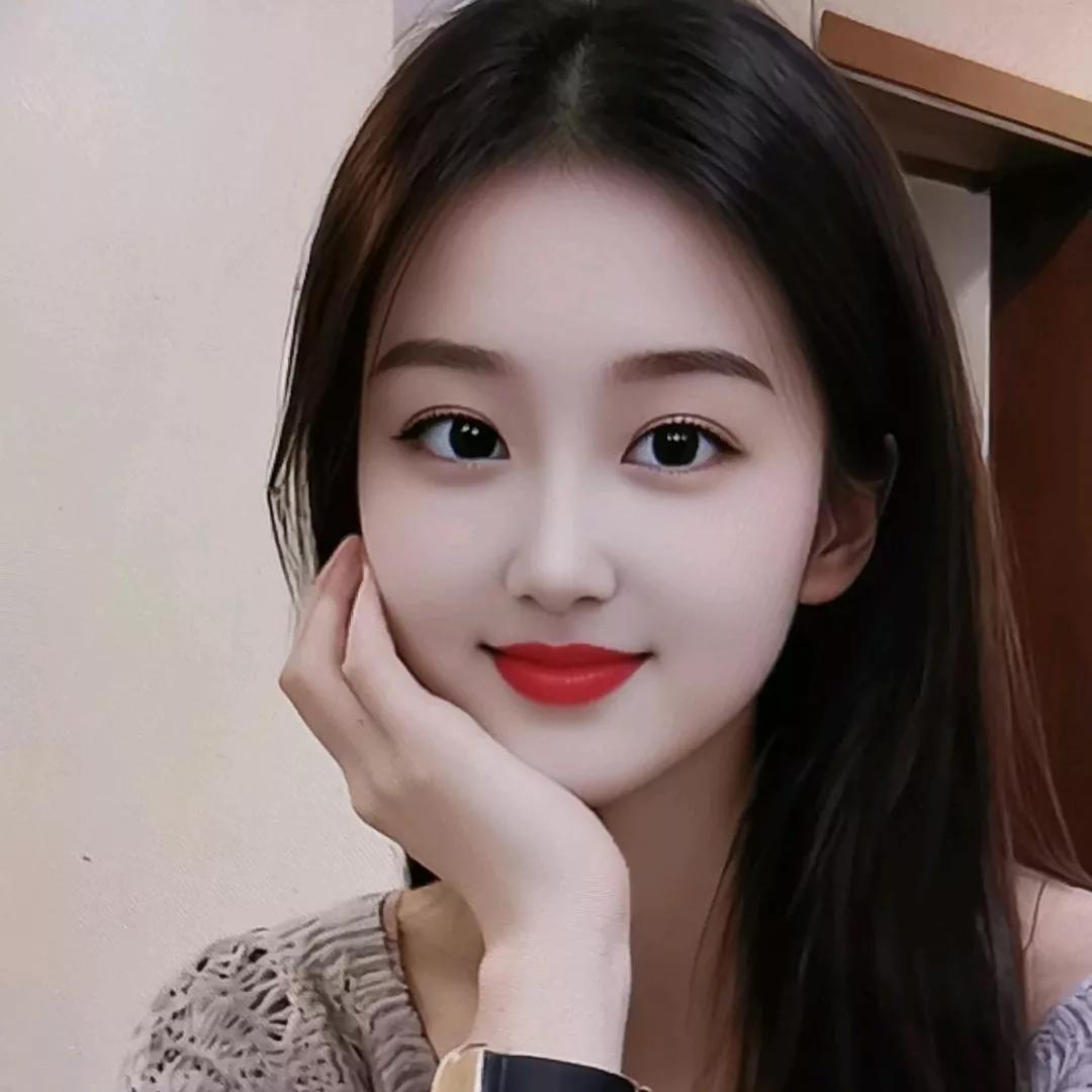 甜美笑容，红唇白肤，清新自然。