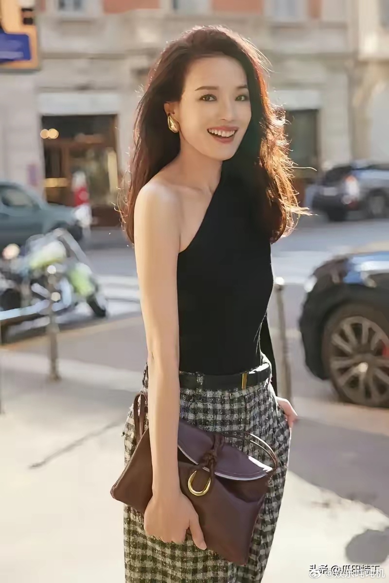 49岁的舒淇只要不塌房她拍不拍戏已经无所谓了，因为她最大的优势不是有钱，也不是颜