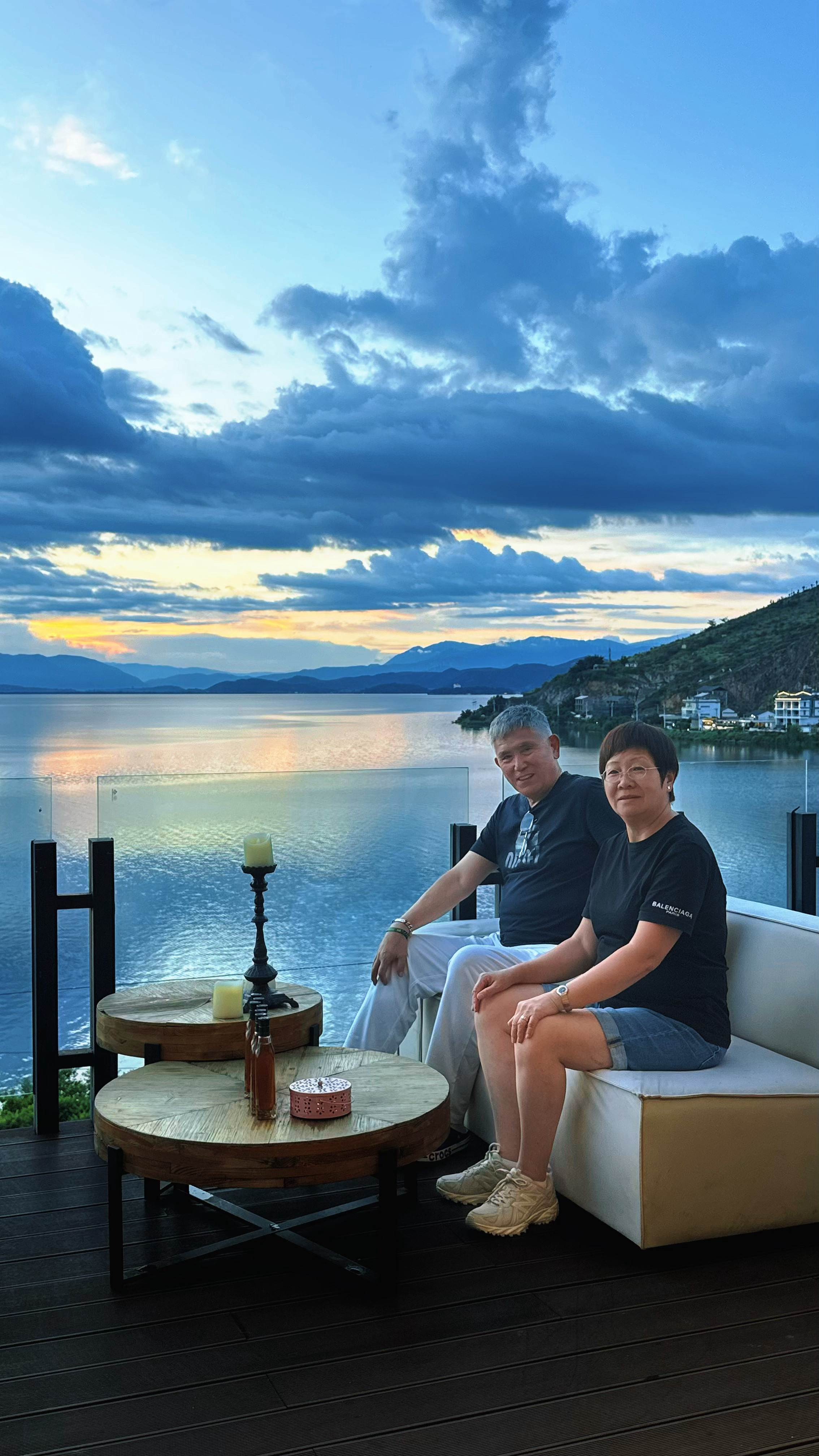 日落跌进了洱海，约上你重要的人，来大理坐在豆花名宿的海景露台，等日落，看蓝调，听