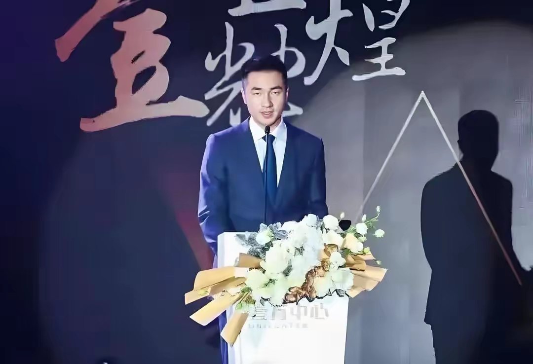 30岁的乔欣近日被曝出新恋情，与鸿荣源二公子赖柏霖在国外同游的消息迅速引发网络热