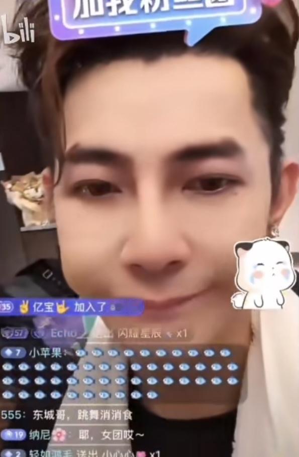 汪东城破防了，

没想到这样高大的男子也忍不住落泪了，

在一次直播中，很多网友