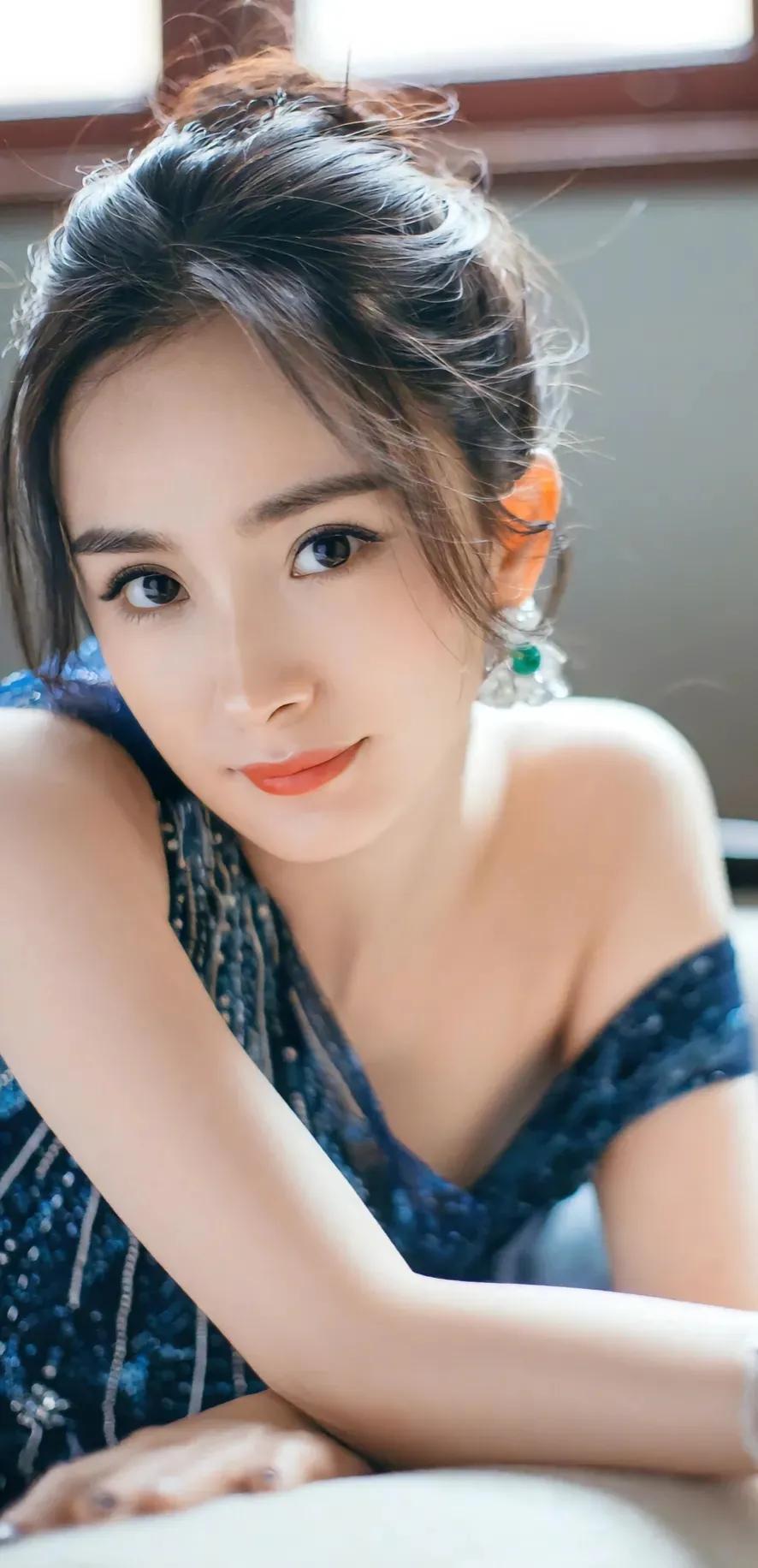 杨幂是一位备受关注的女演员，她的演技和外貌一直以来都是观众们关注的焦点。她不仅有