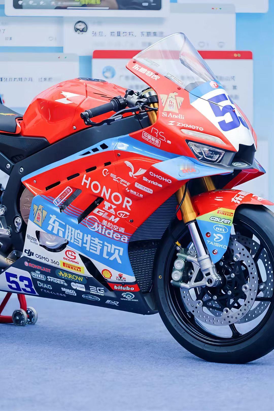 看看张雪机车上现在都有哪些品牌了，东鹏特饮、荣耀、美的空调、大疆360 