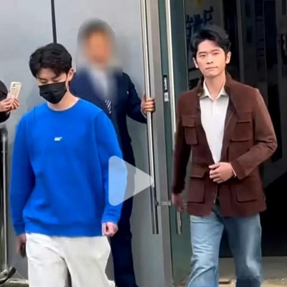 粉圈蛮不可理喻的，助理正常着装被粉丝骂了，因为觉得他更吸引眼球 