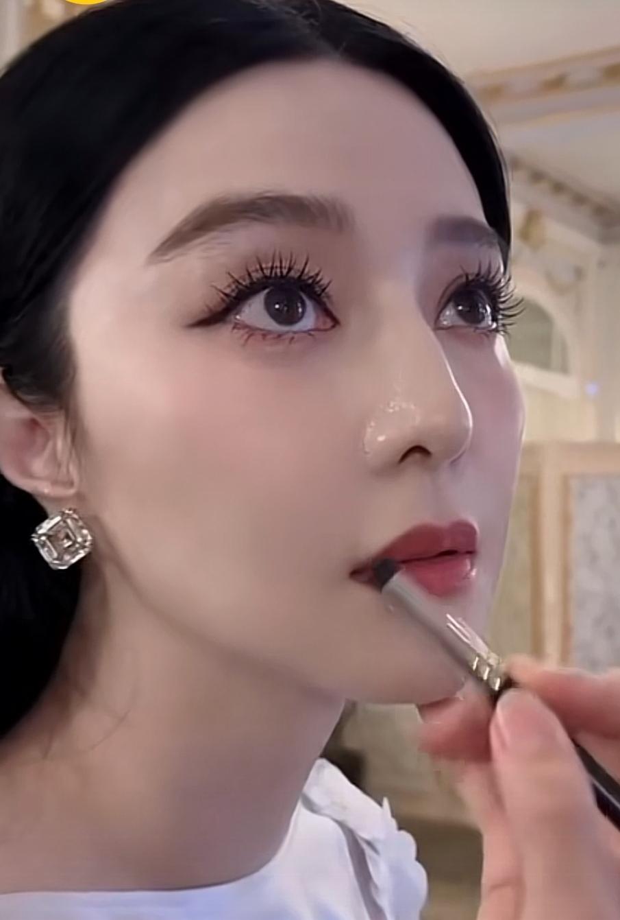 别怀疑！美人到底还是美人！

已经42岁的她，还是很惊艳啊！这皮肤状态不是一般的