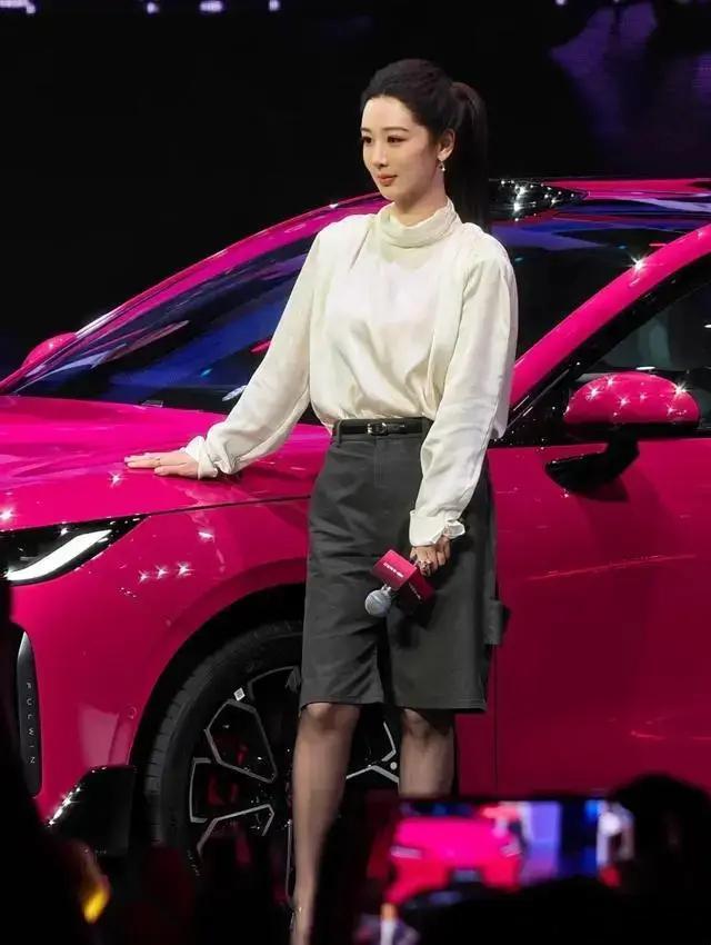 杨紫把丝袜穿出松弛感，这才是内娱稀缺的叛逆 