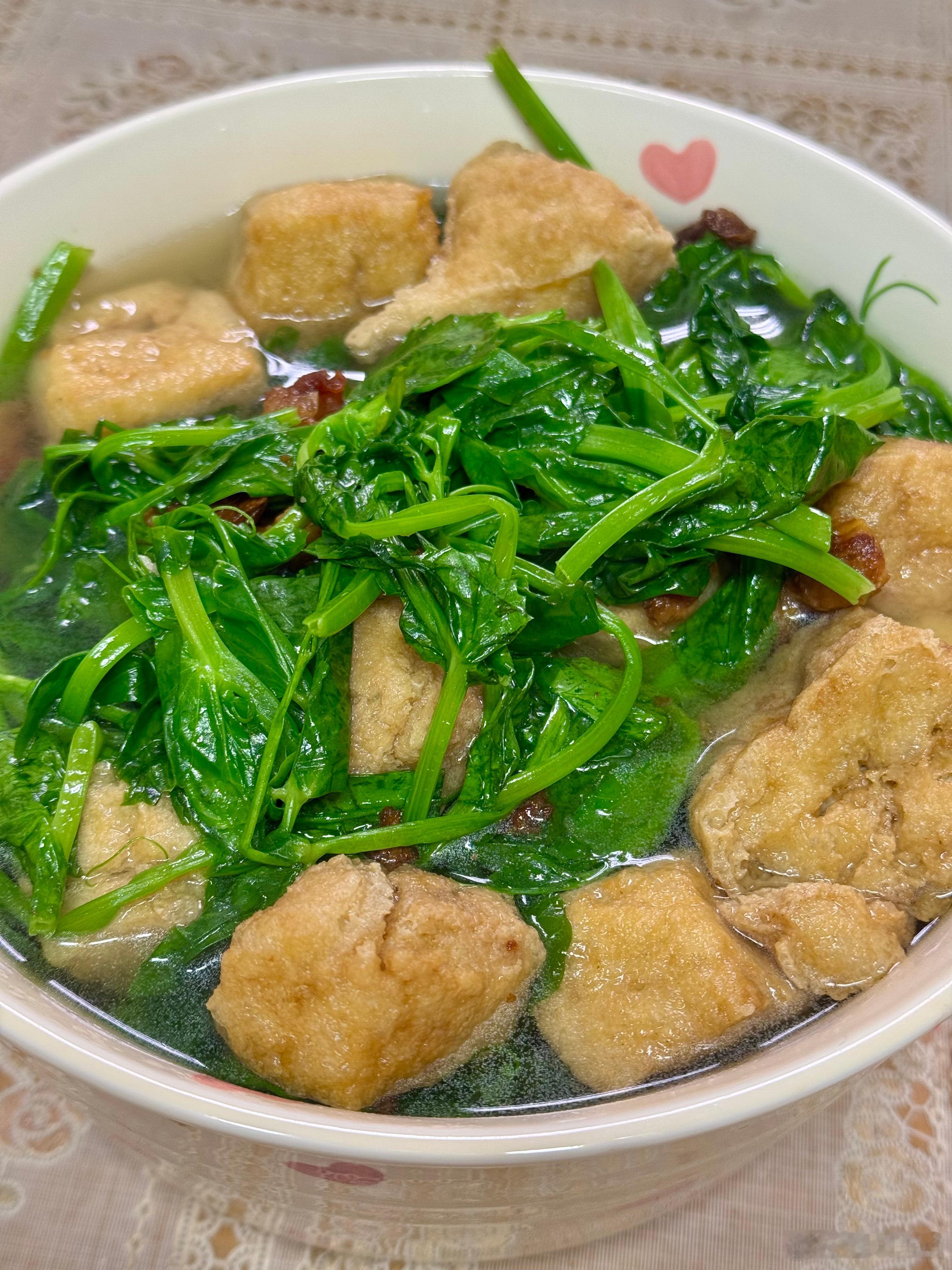 在我家最受欢迎的一个汤，豌豆尖油豆腐汤（官方学名豆腐泡），属于是两个殿堂级食材凑