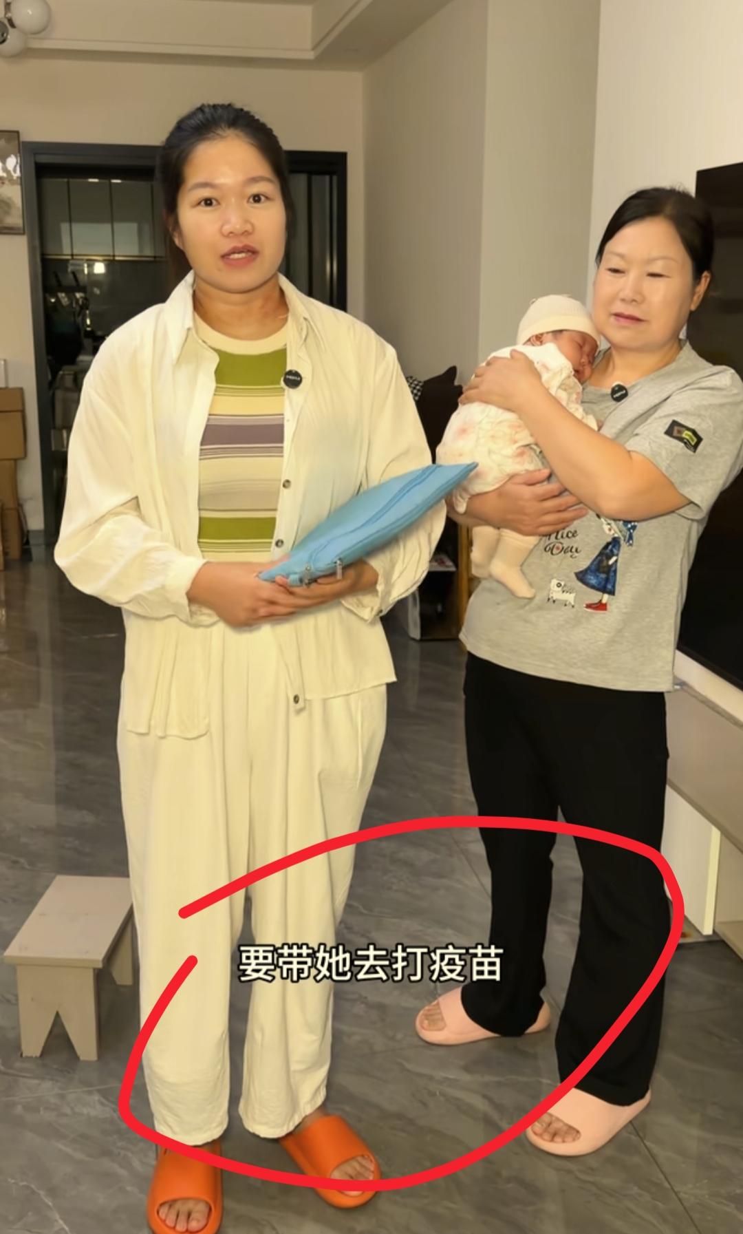 说真的，刷到“夫妻时光”燕子带俩月妹妹打疫苗那视频，我瞬间就共情了。谁带小月龄娃