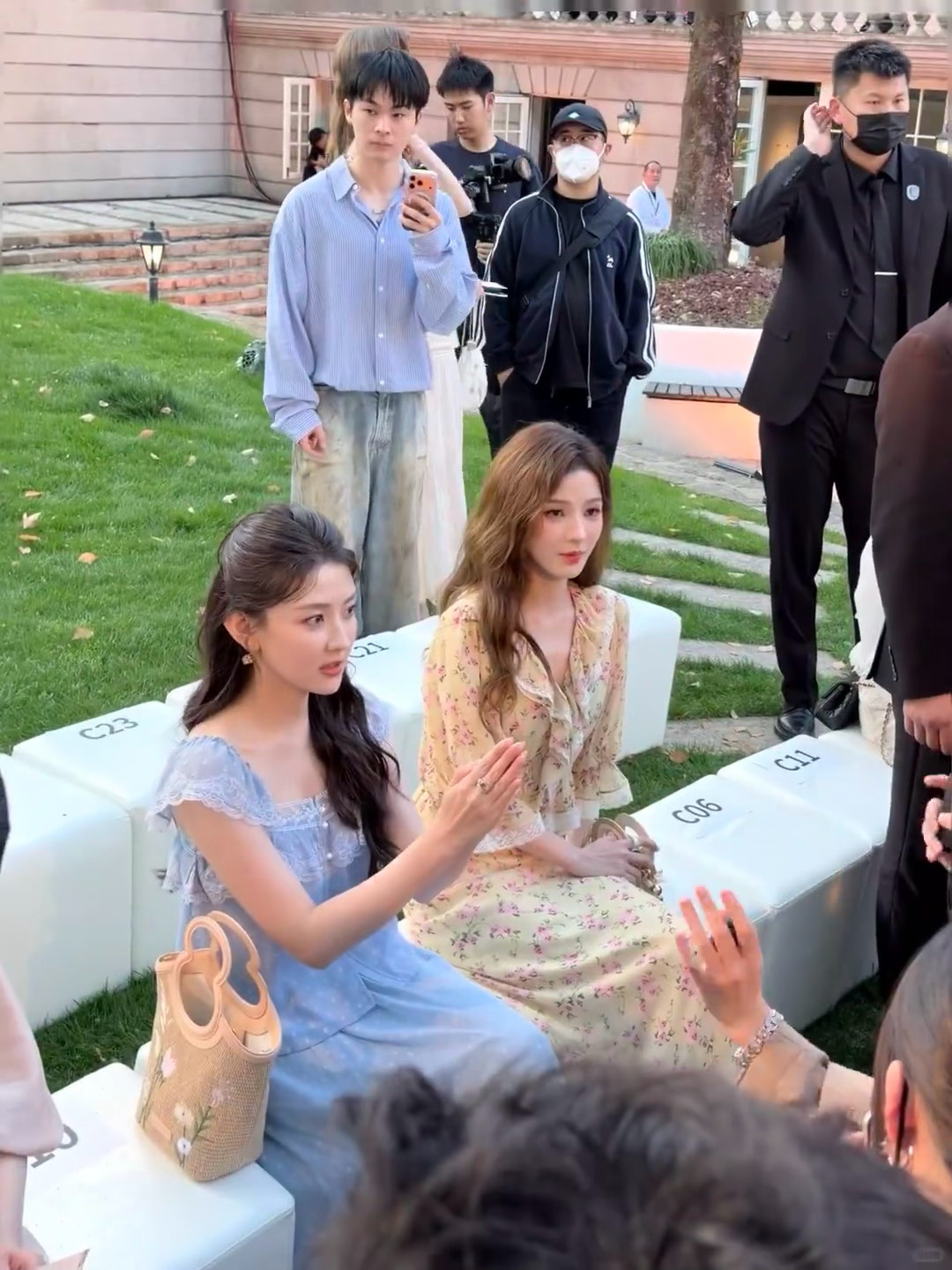 张予曦梁洁同框看秀 我大饱眼福张予曦梁洁活动同框张予曦梁洁同框