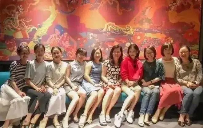 黄圣依和中学同学聚会，身穿红色衣服的黄圣依特别抢眼，明星们好像很少会参加同学聚会