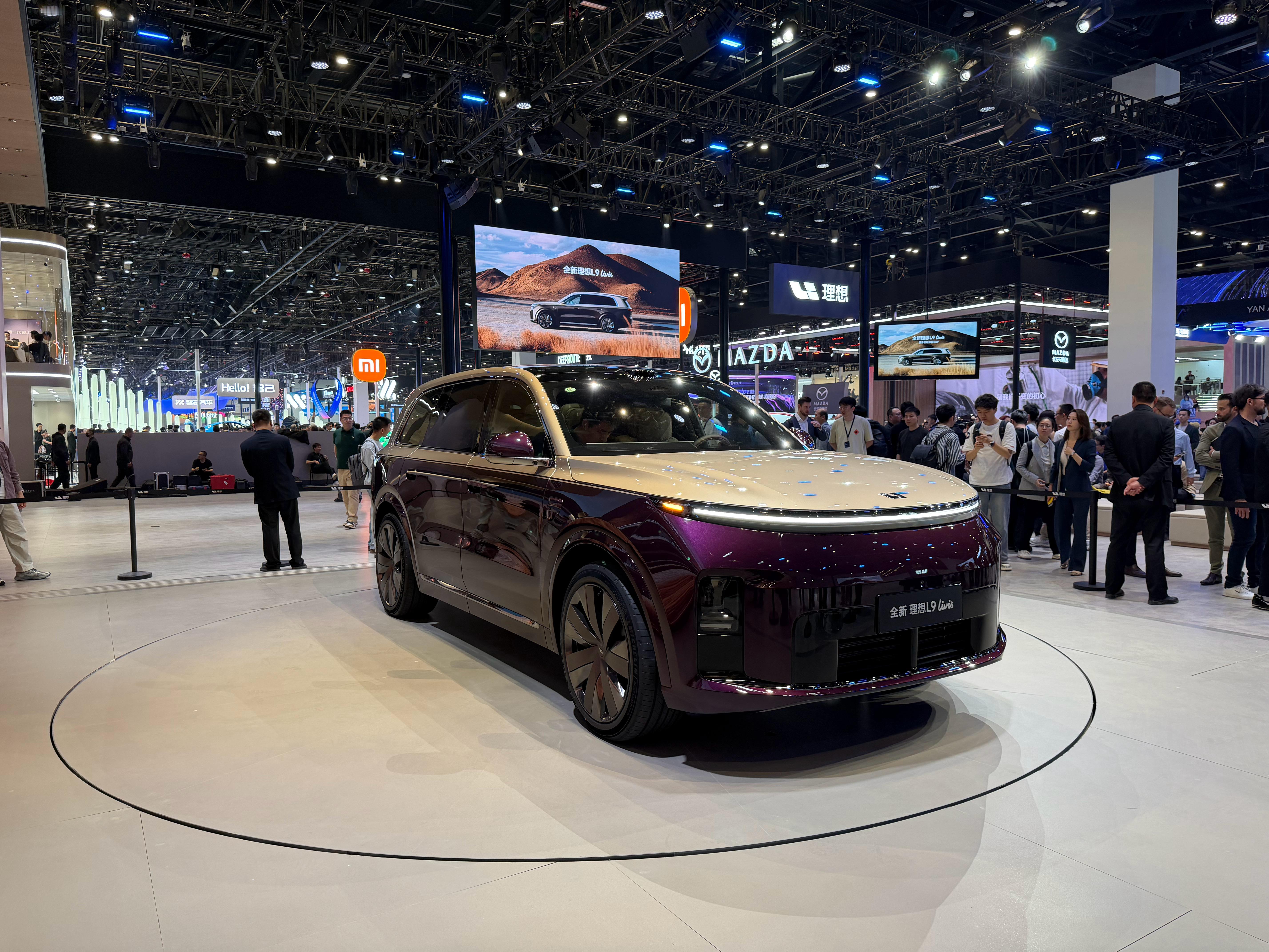 全新一代理想l9 全球第二个取消超声波雷达孔的车——第一个是特斯拉。 特斯拉靠摄