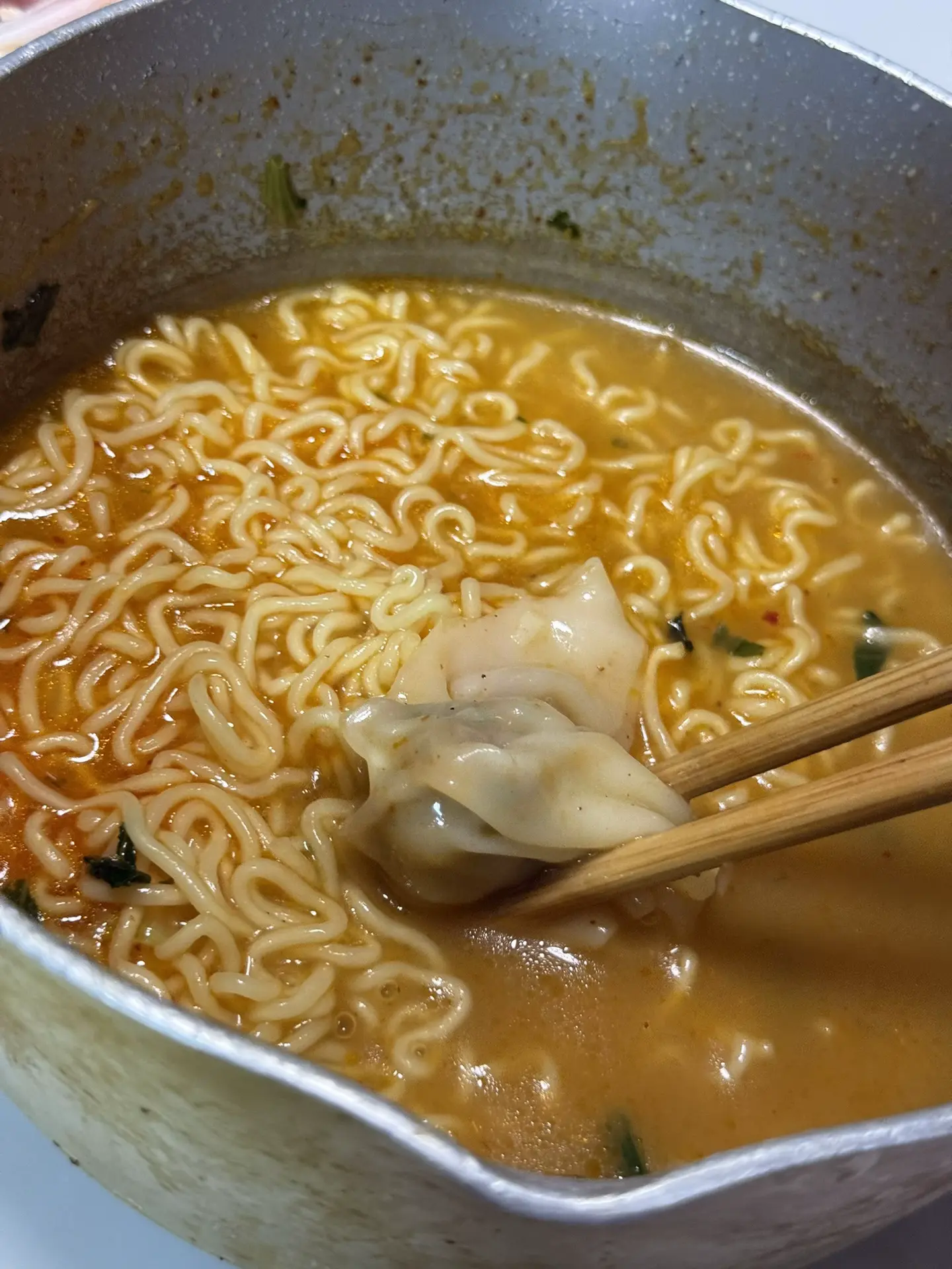 深夜泡面最香～  里面的混沌更是好吃极了哈哈