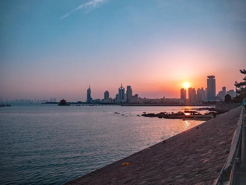 青岛的日落，在镜头下简直绝了！之前去青岛旅游，专门找了个海边的观景台等日落。傍晚