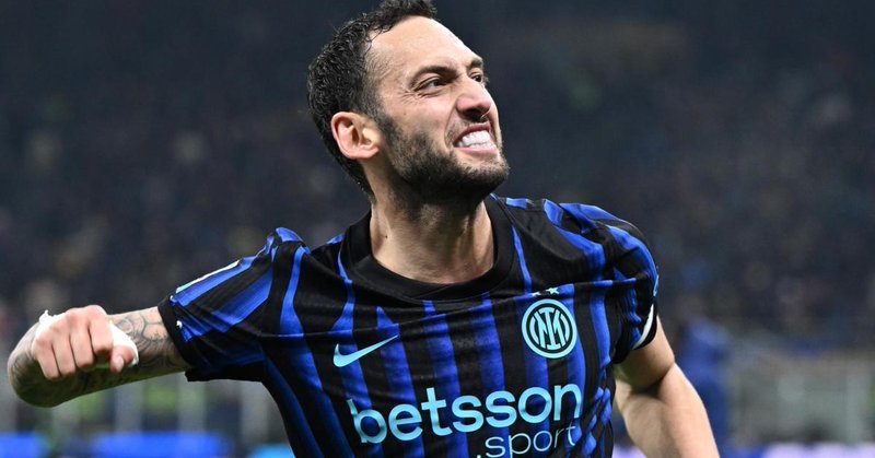 📢 意甲联赛迎来“多一人时刻”：国米将依靠恰尔汗奥卢。消息源：Corsera国