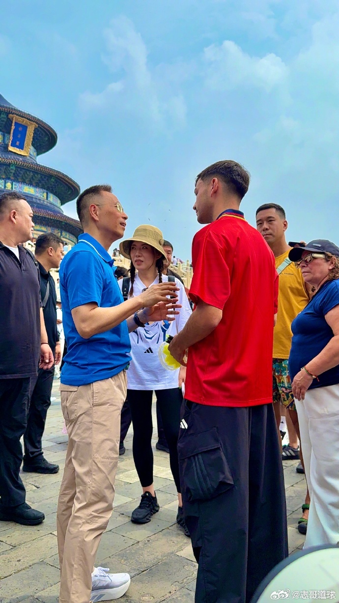 佩德里中国行詹俊专访巴萨利物浦转会传闻 北京天坛上演梦幻相遇，詹俊与佩德里面对面