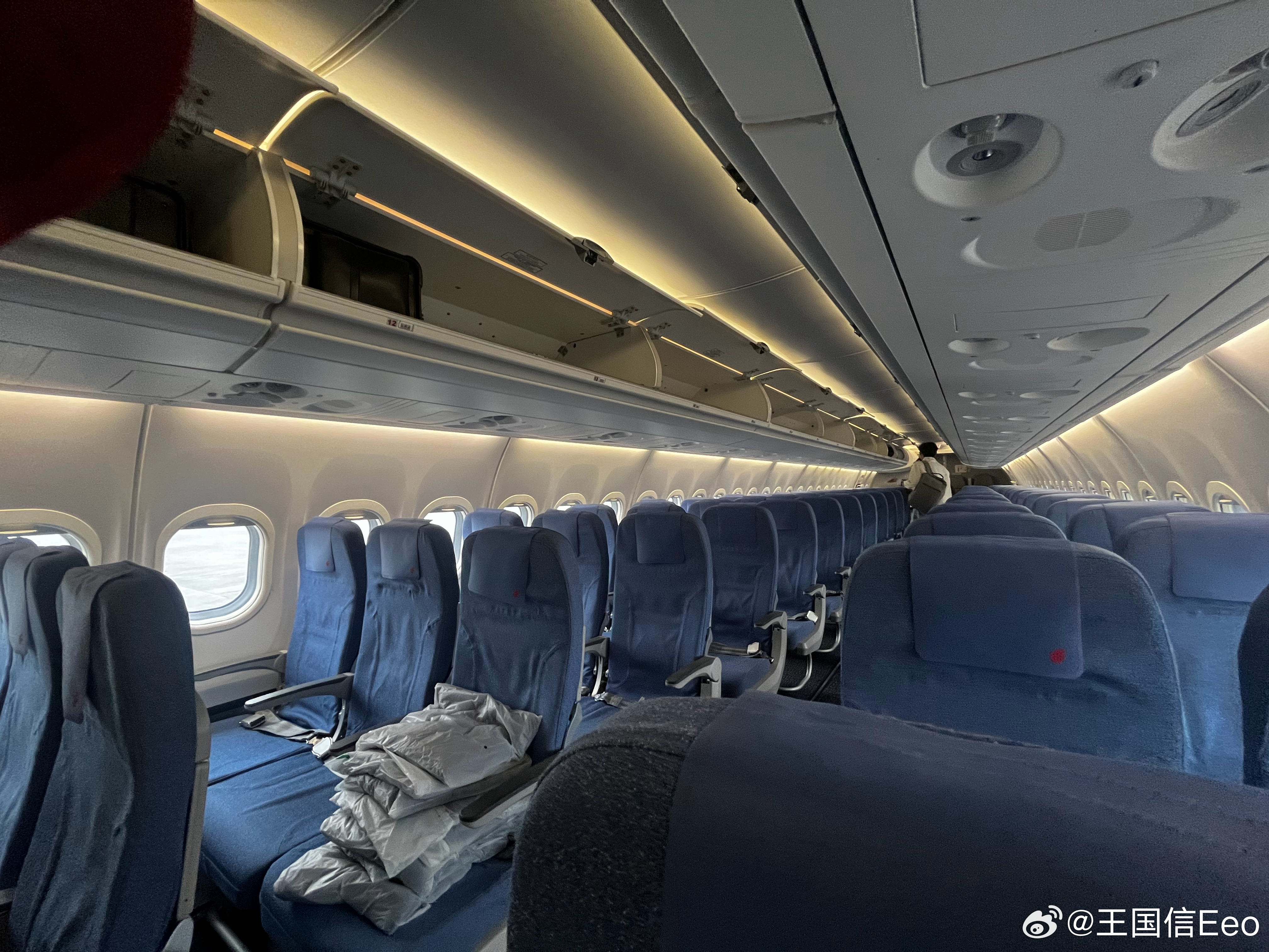 国产替代。机龄0.5年的c909。布局2+3，比较少见的小飞机。 